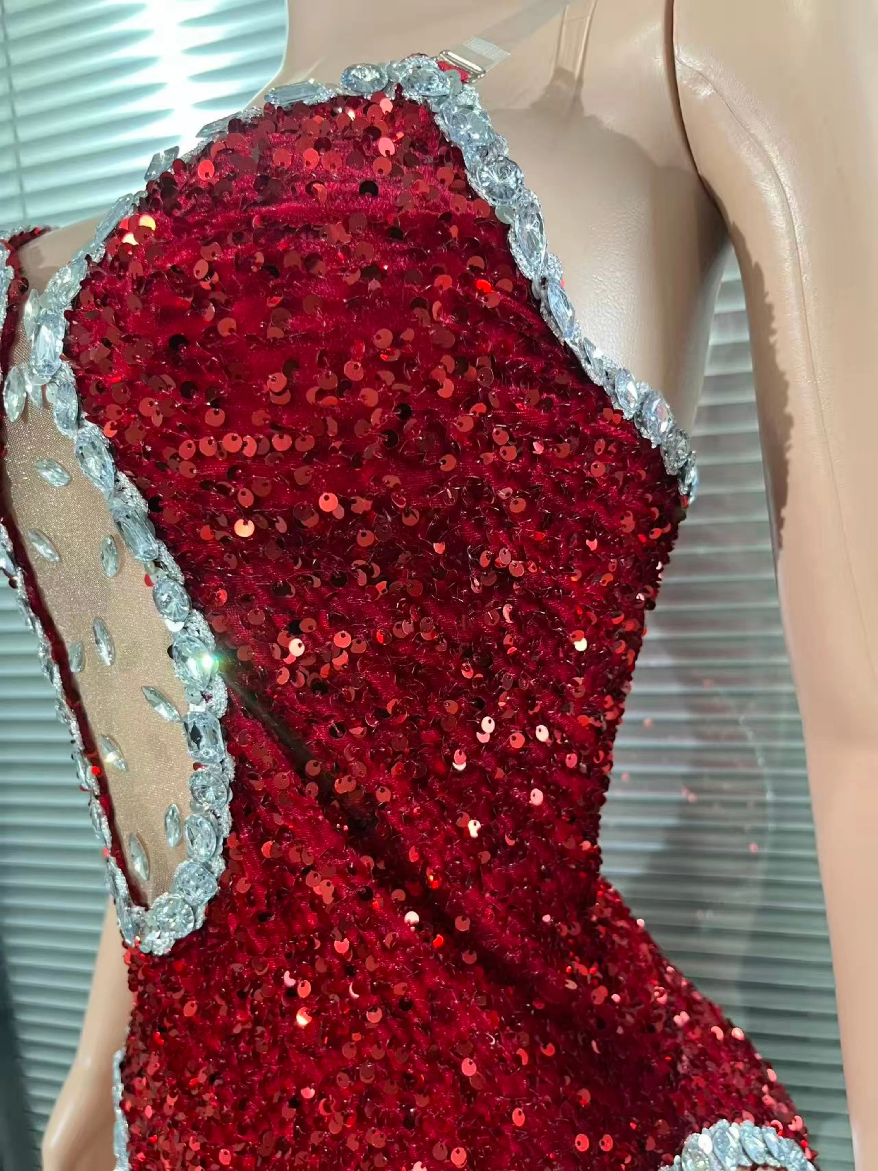 ชุดเดรสสั้นตาข่ายซีทรูประดับคริสตัลหรูหรา ประดับเพชรพลอยและเลื่อม สำหรับงานเลี้ยงฉลอง งานพรอม งานวันเกิด ถ่ายรูป