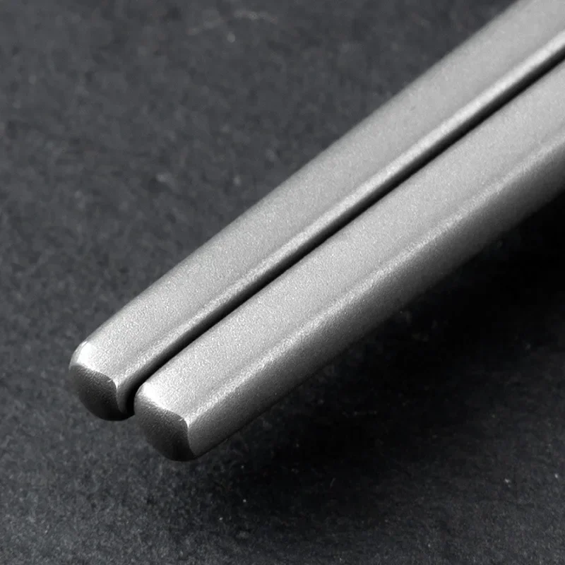 1 Pair Titanium Chopsticks 99.6% Pure Titanium Chopsticks 23.5cm Lightweight Durable Chopsticks Home Tableware