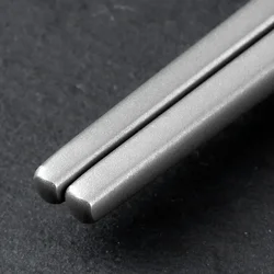 1 Pair Titanium Chopsticks 99.6% Pure Titanium Chopsticks 23.5cm Lightweight Durable Chopsticks Home Tableware