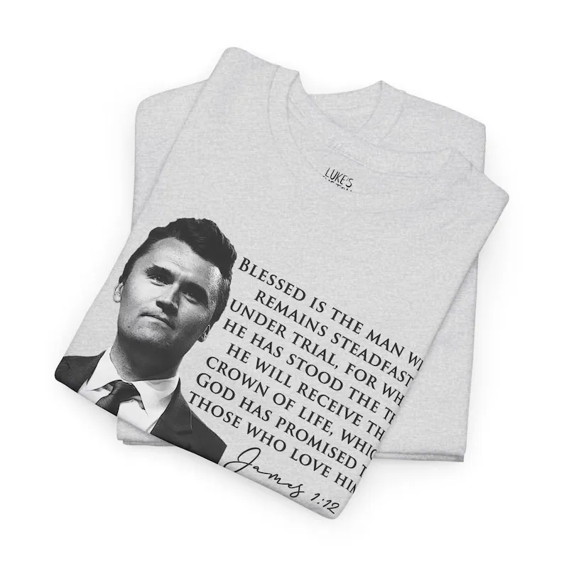 قميص آية الكتاب المقدس تشارلي كيرك جيمس 1:12، باتريوت حقيقي في الذاكرة المحبة لقميص تشارلي كيرك