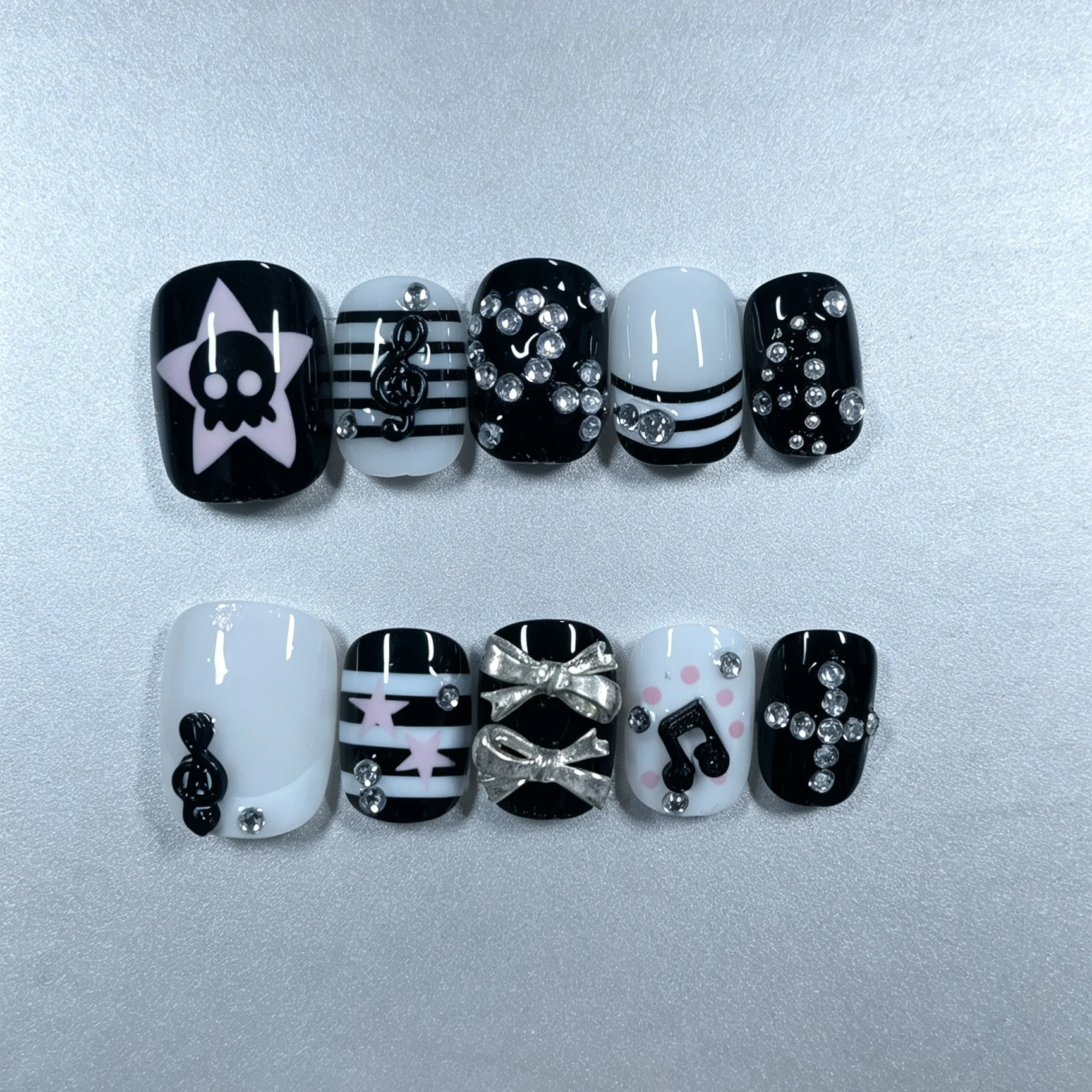 10 Stück handgepresste kurze quadratische Nägel, schöne Kunstnägel, schwarz-weiße Punk-Noten, geeignet für Frauen.