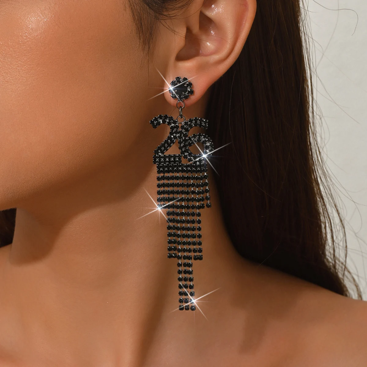 تصميم عصري عالي الجودة من الماس بالكامل مع 2026 أقراط وحروف رقمية وإصدار محدود