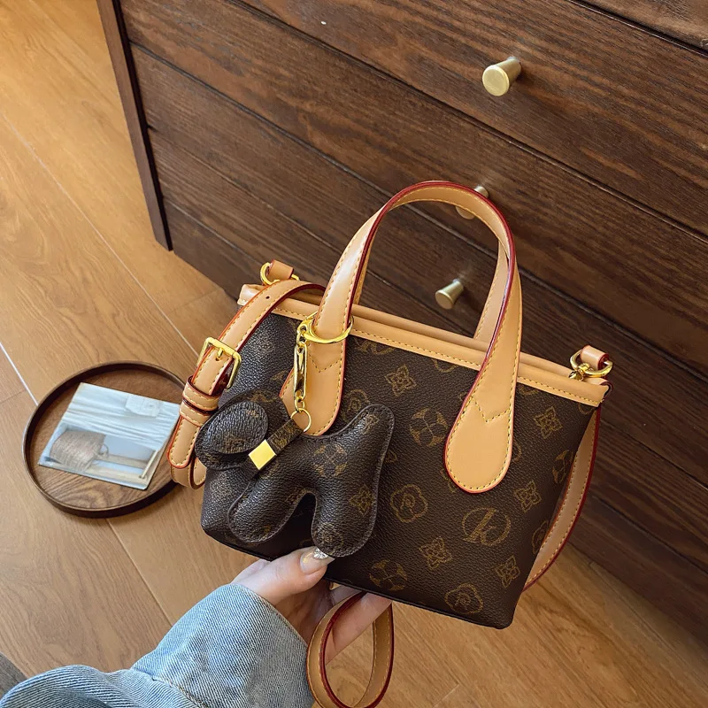 

2025 New Women's Letter Print Woven Basket Tote Bag Shoulder Purse Crossbody Design Casual Chic Handbag for Fashion Lovers