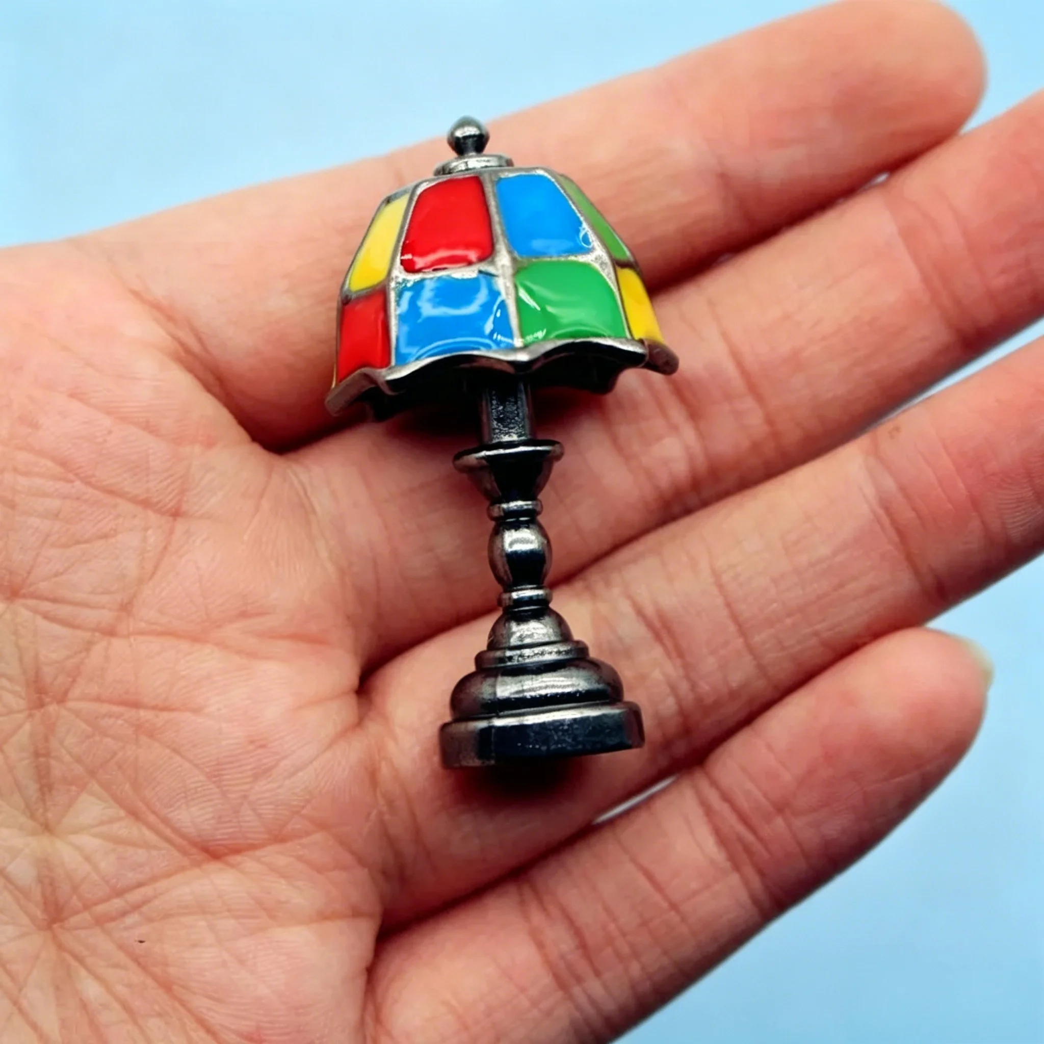 1/12 Scale Dollhouse Mini Tiffany‑Style Lamp Retro Stained Glass Table Light Bedroom Scene Miniature Decor Accessories