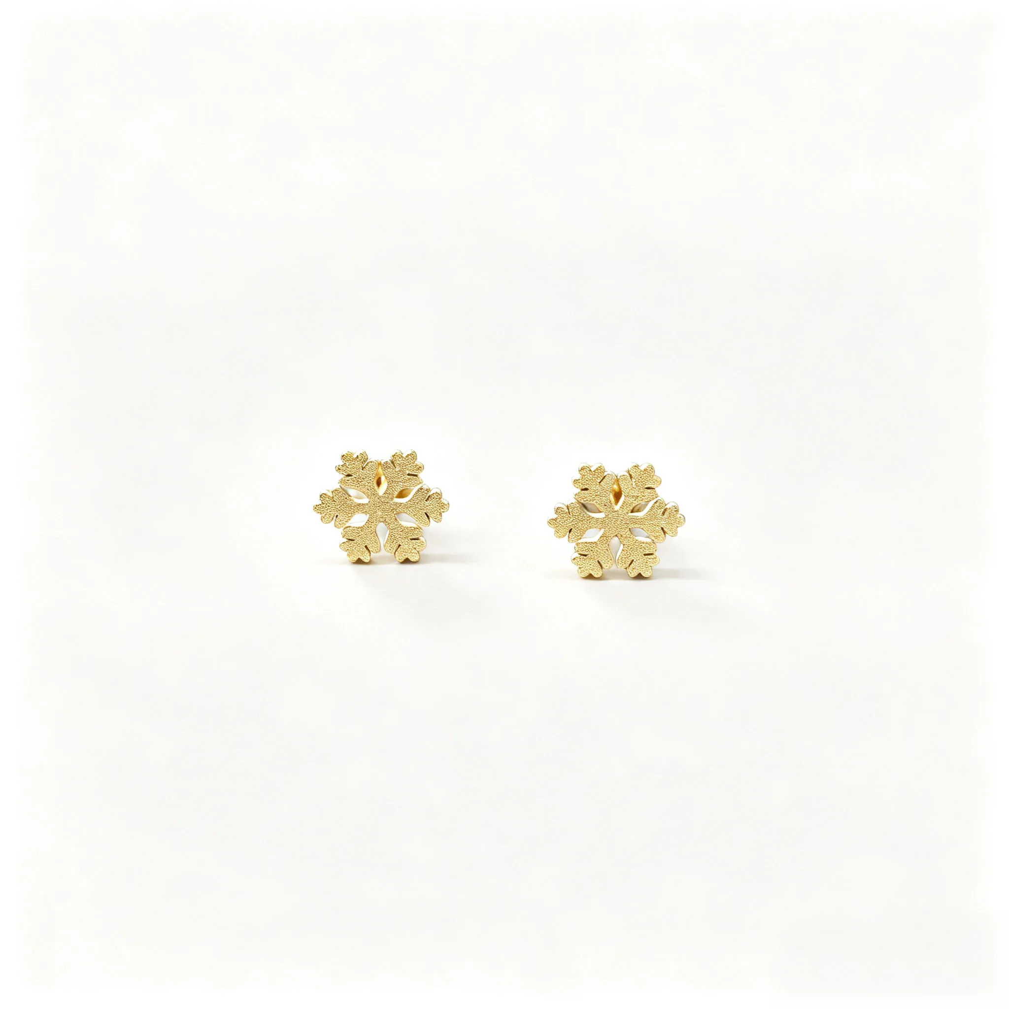 Gentle frosted snowflake earrings made of stainless steel material, simple and generous, not picky about face shape