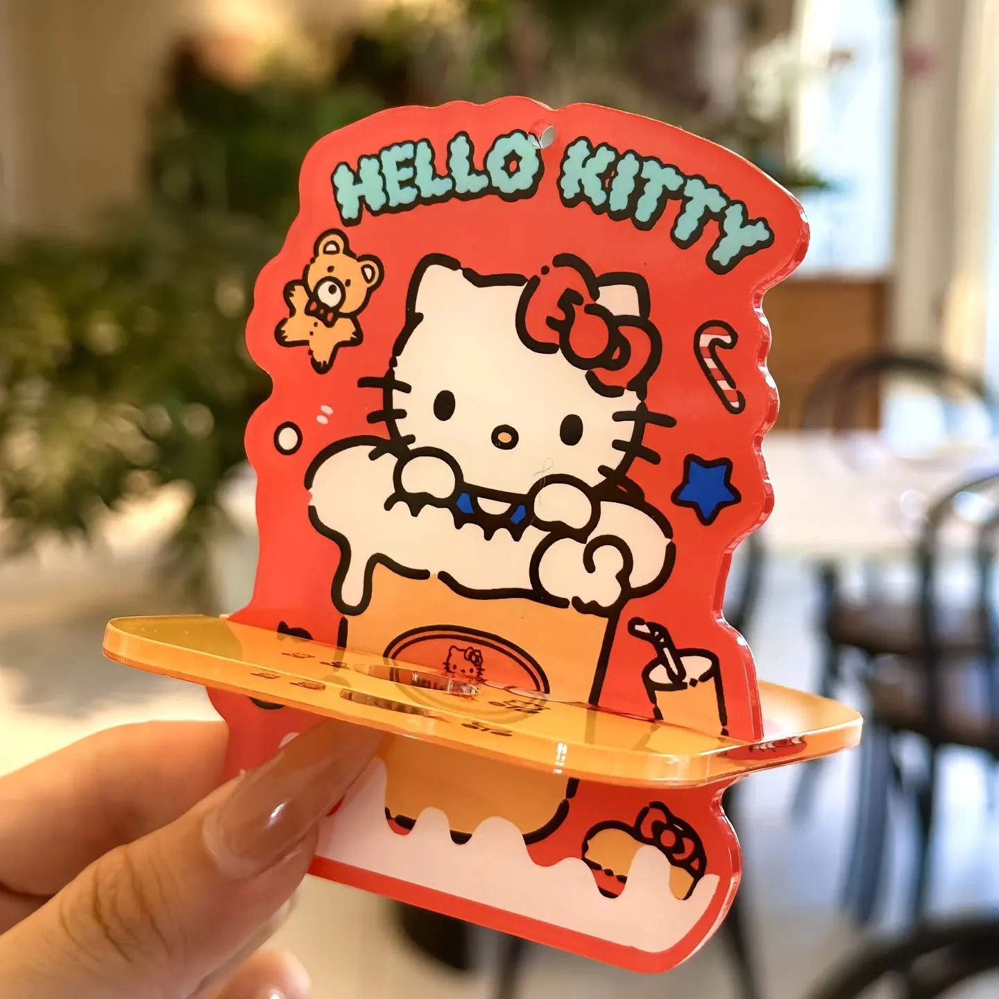 Hello KITTY กล่องเก็บของอะคริลิคที่มีฝาปิดเป็นเครื่องเขียนตั้งโต๊ะ KT ลูกอมขนมขบเคี้ยวชั้นวางเครื่องสำอาง