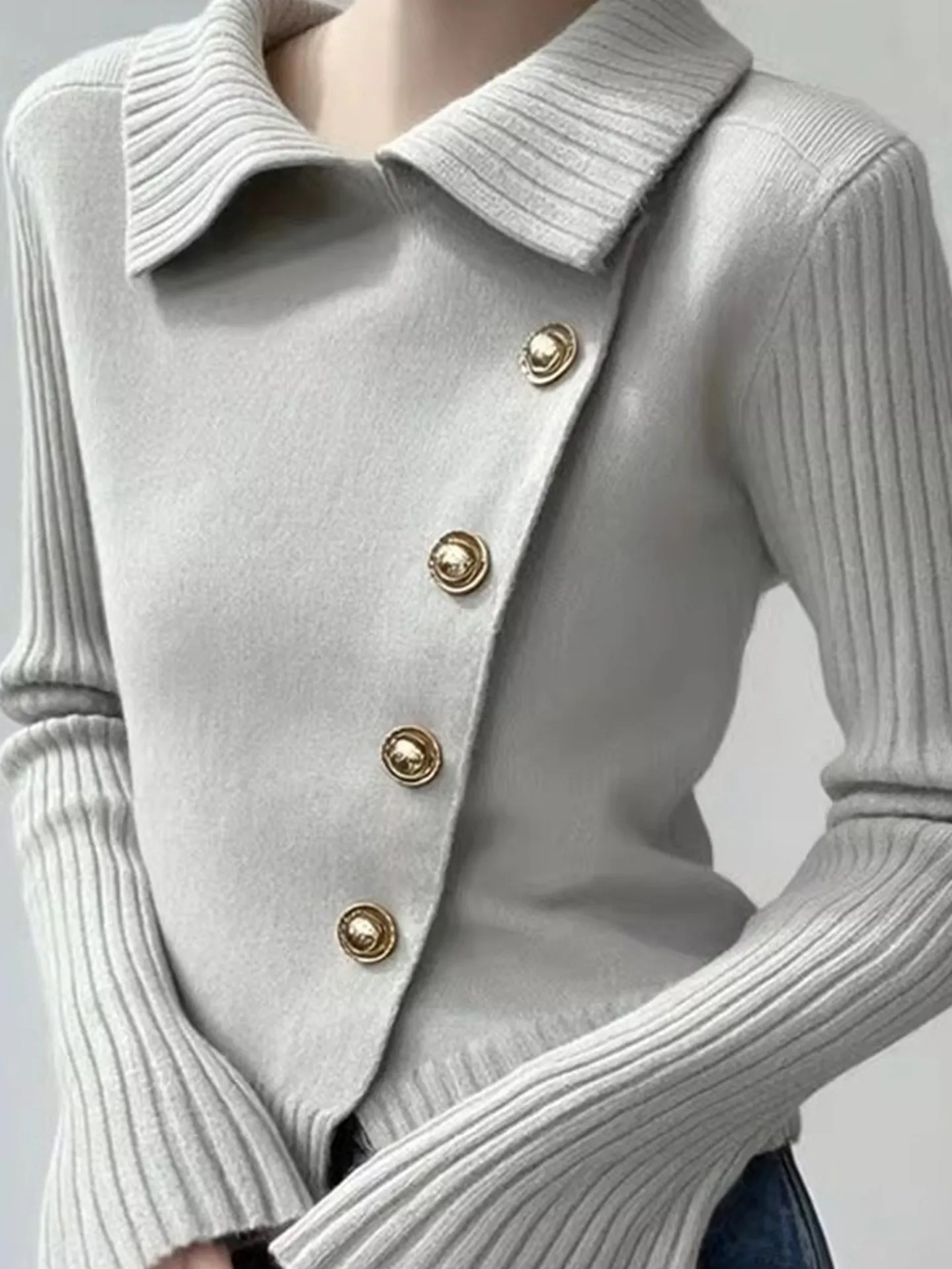 

Женский серый вязаный свитер с расклешенными рукавами и лацканами, наклонные пуговицы, весна-осень-зима 2026, новый дизайн, универсальный вязаный пуловер