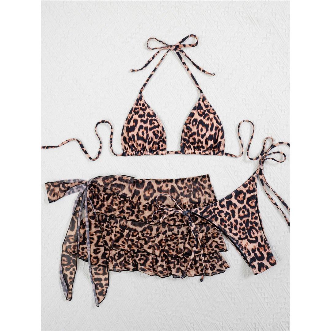 Leopard-Halter-Bikini mit Rock, Damen-Badeanzug, dreiteiliges Bikini-Set, Badeanzug mit Rüschen, Badebekleidung, Modell V8068. – Detail 8