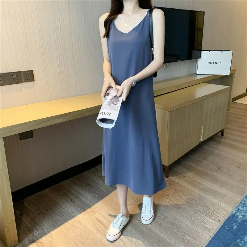 Basic Straight Slip Midi Dress abbigliamento femminile elegante scollo a v abito senza maniche monocromatico pendolare moda coreana estate 2024