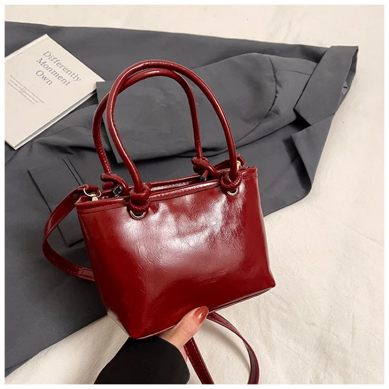 2025 nueva moda invierno versión coreana tendencia hermosa Color sólido Casual Simple bandolera bolso de cubo portátil mujeres