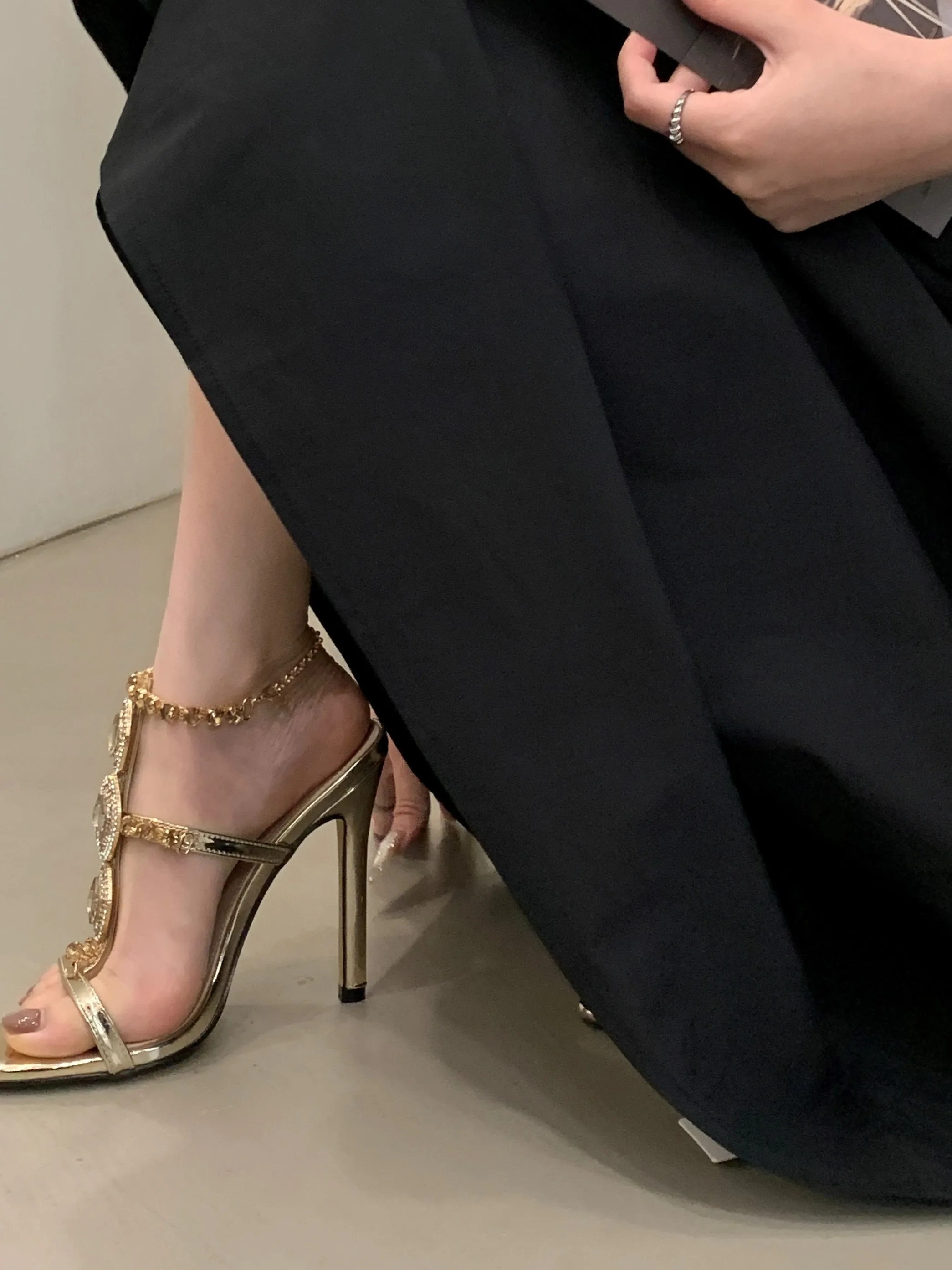 

Faionable Roman Sle Women's Sandals Summer 2025 Pointed Toe High Heels Diamond Chain Detail Thin Heel Sexy Crossbody Design