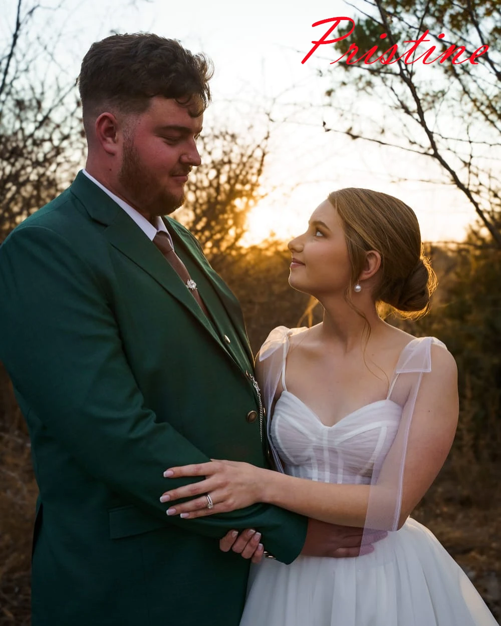 Aangepaste elegante witte tule bruidsjurken temperament strapless kapmouw trouwjurk kapel trein knoppen terug jurk