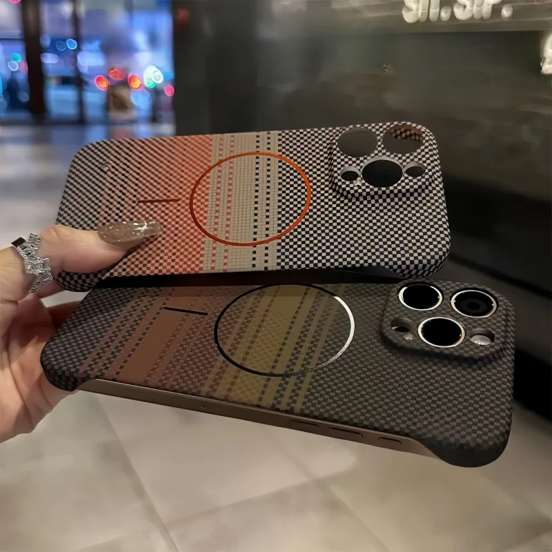 حافظة شحن لاسلكية رفيعة للغاية من ألياف الكربون Magsafe لهاتف iPhone 16 15 14 Plus 13 12 11 Pro Max غطاء الكمبيوتر الملمس كيفلر بدون إطار