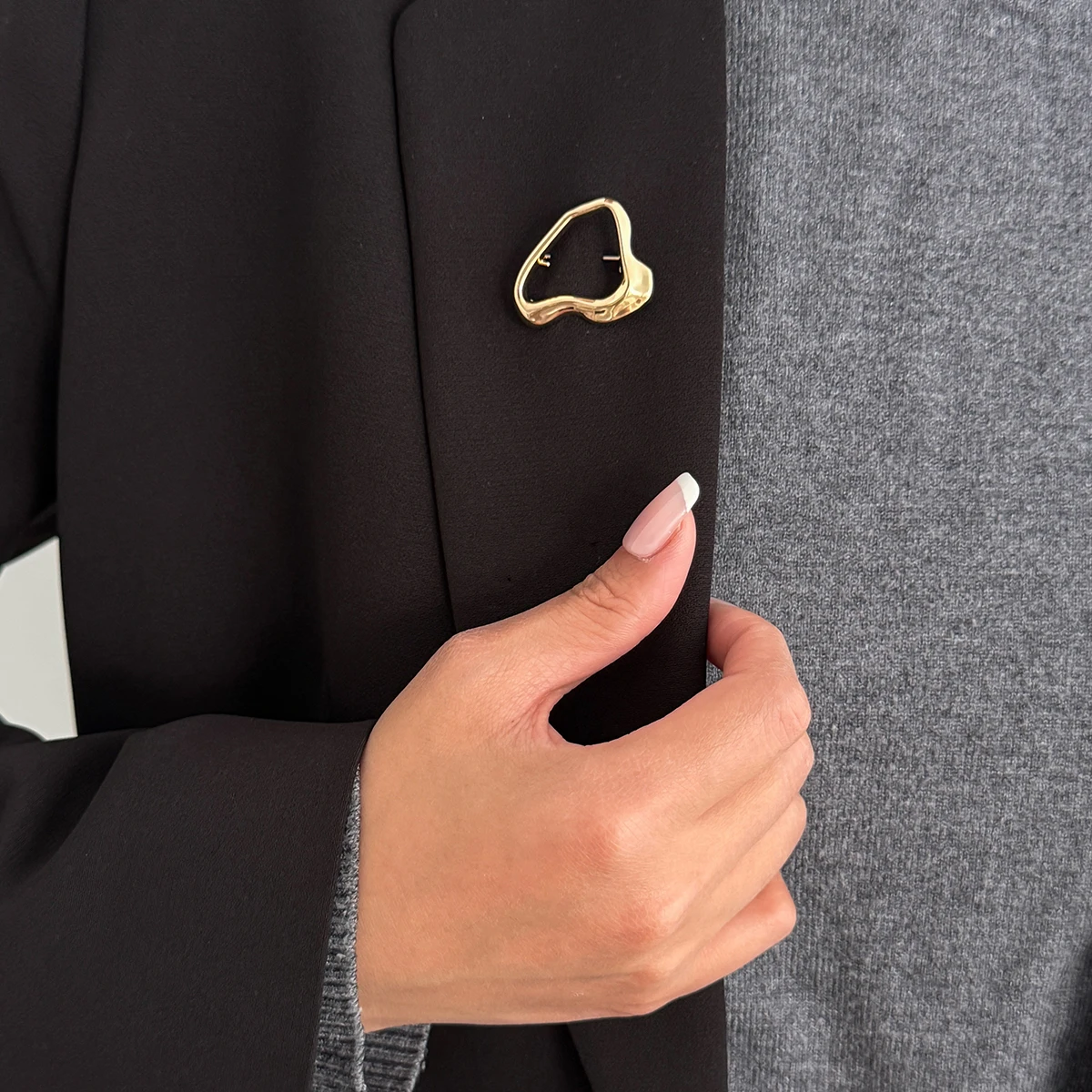 SHIXIN Trendy Irregular Geometric Brooches for Women Minimalist Metal Gold Color Brooch Pin Jewelry Suits Clothes Accessories