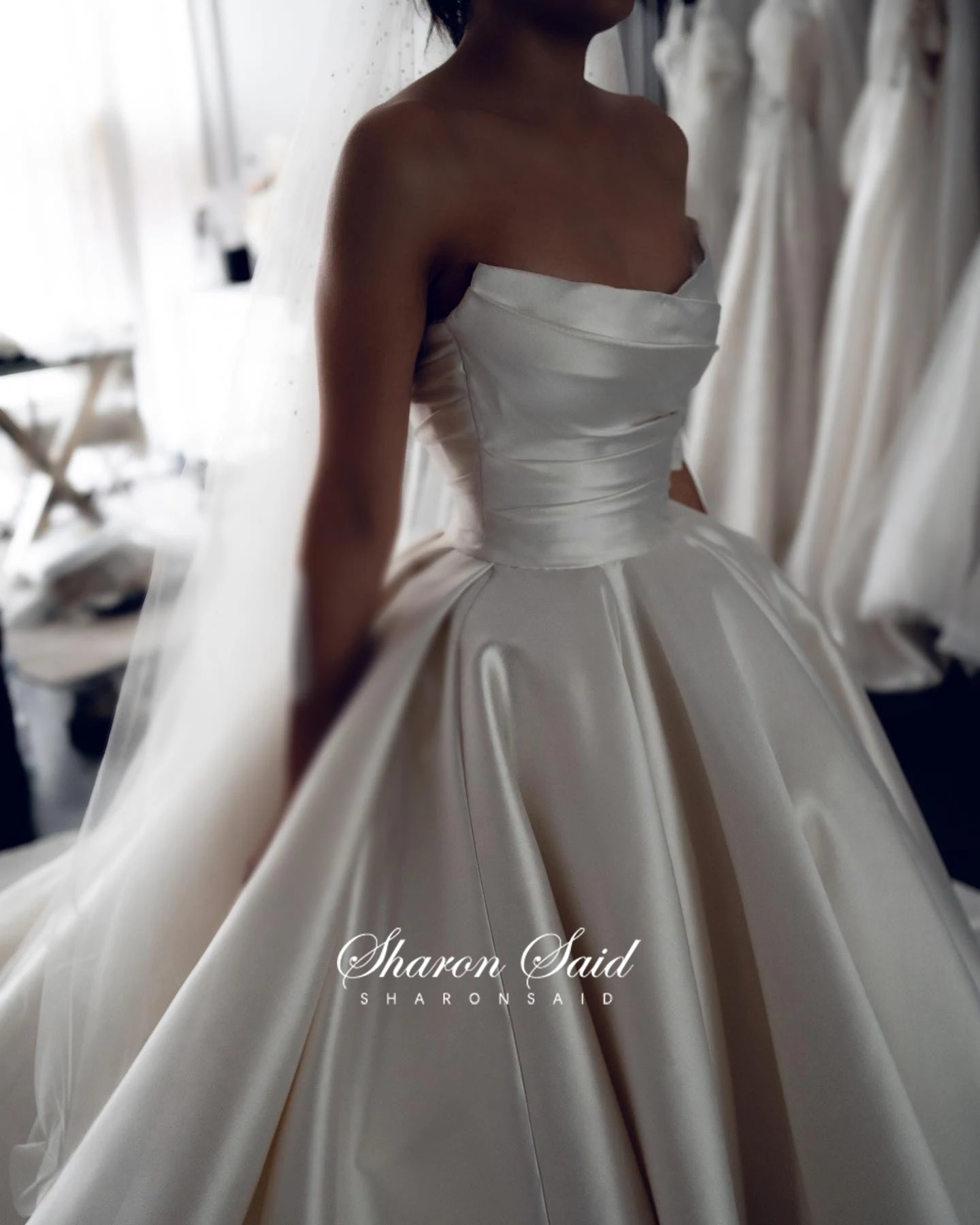 Sharon disse high-end personalizado elegante querida fora branco vestido de casamento luxo longo trem simples vestido de noiva sw016 personalizado