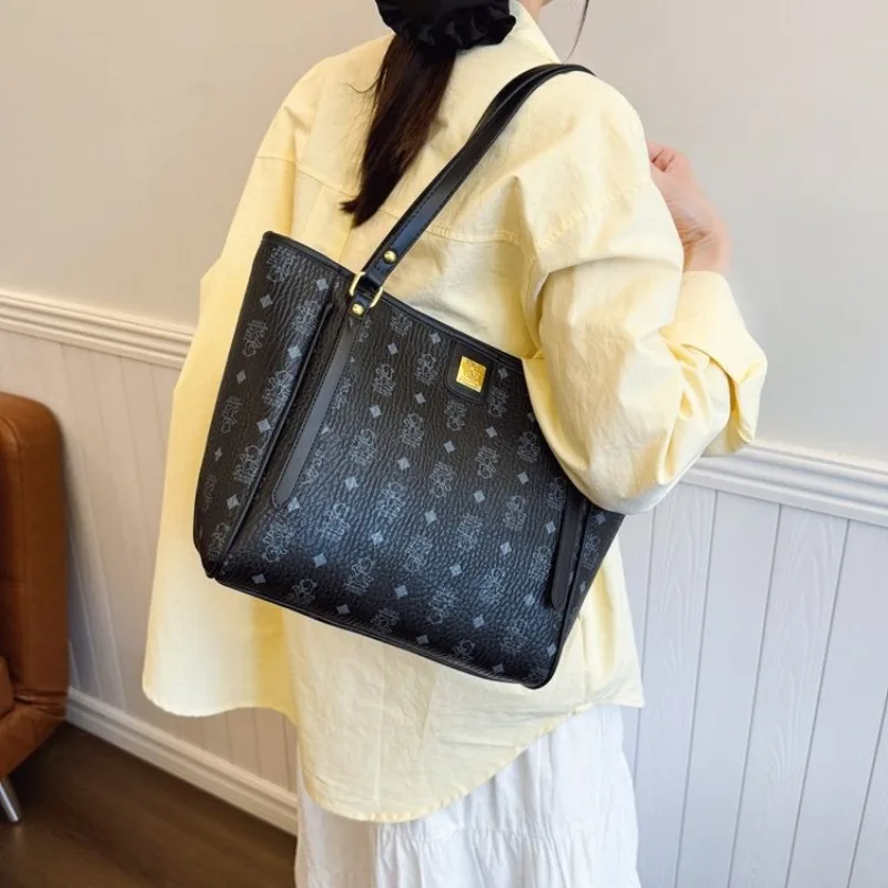 

Portable Water Resistant Crossbody Bag For Women Outdoor Underarm Shoulder Bag For Light Rain And Travel