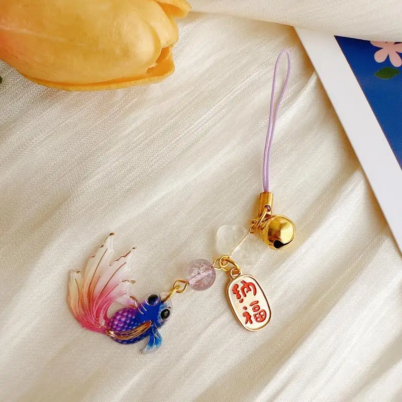 Buntes Handyband mit Farbverlauf und Goldfisch-Motiv, inklusive kleiner Glöckchen-Anhänger, ein schönes Geschenk für Taschen und Rucksäcke. – Detail 13