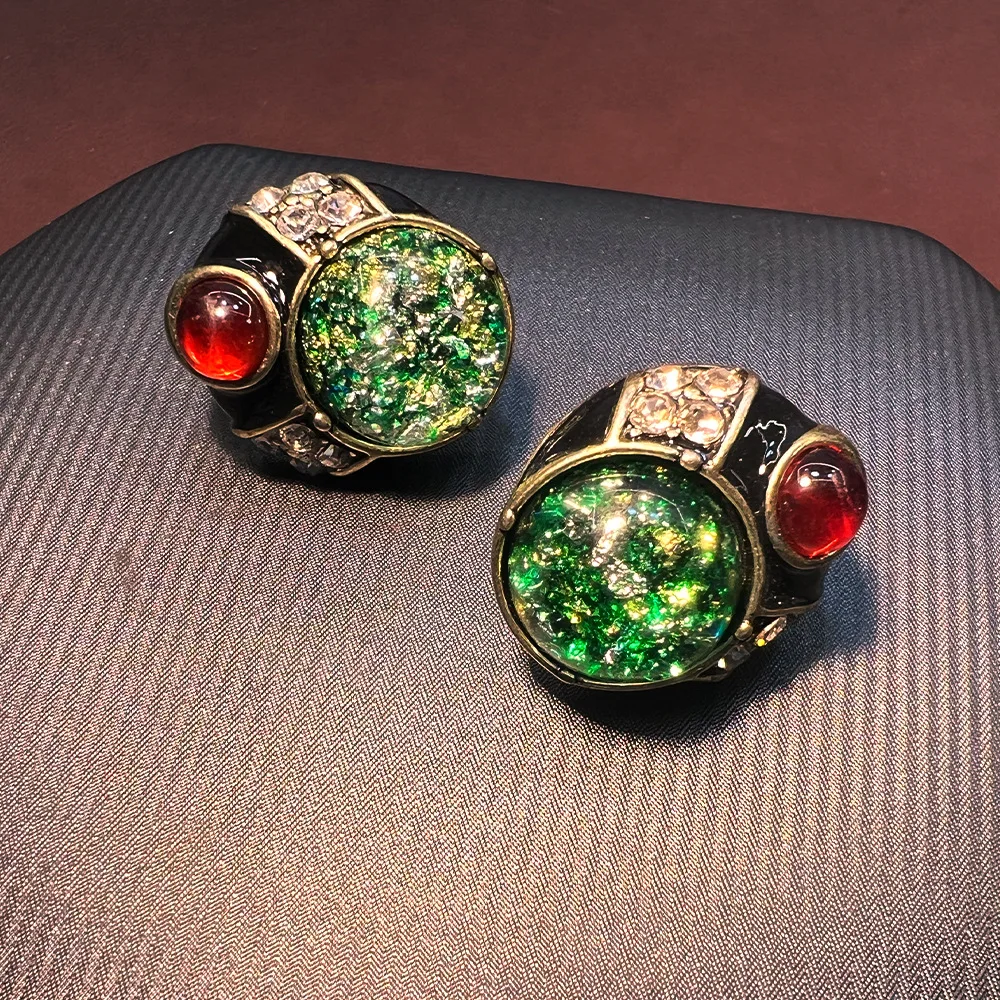 Retro emerald glazed stud earrings, French Hepburn style versatile temperament elegant vintage medium ancient style plated with