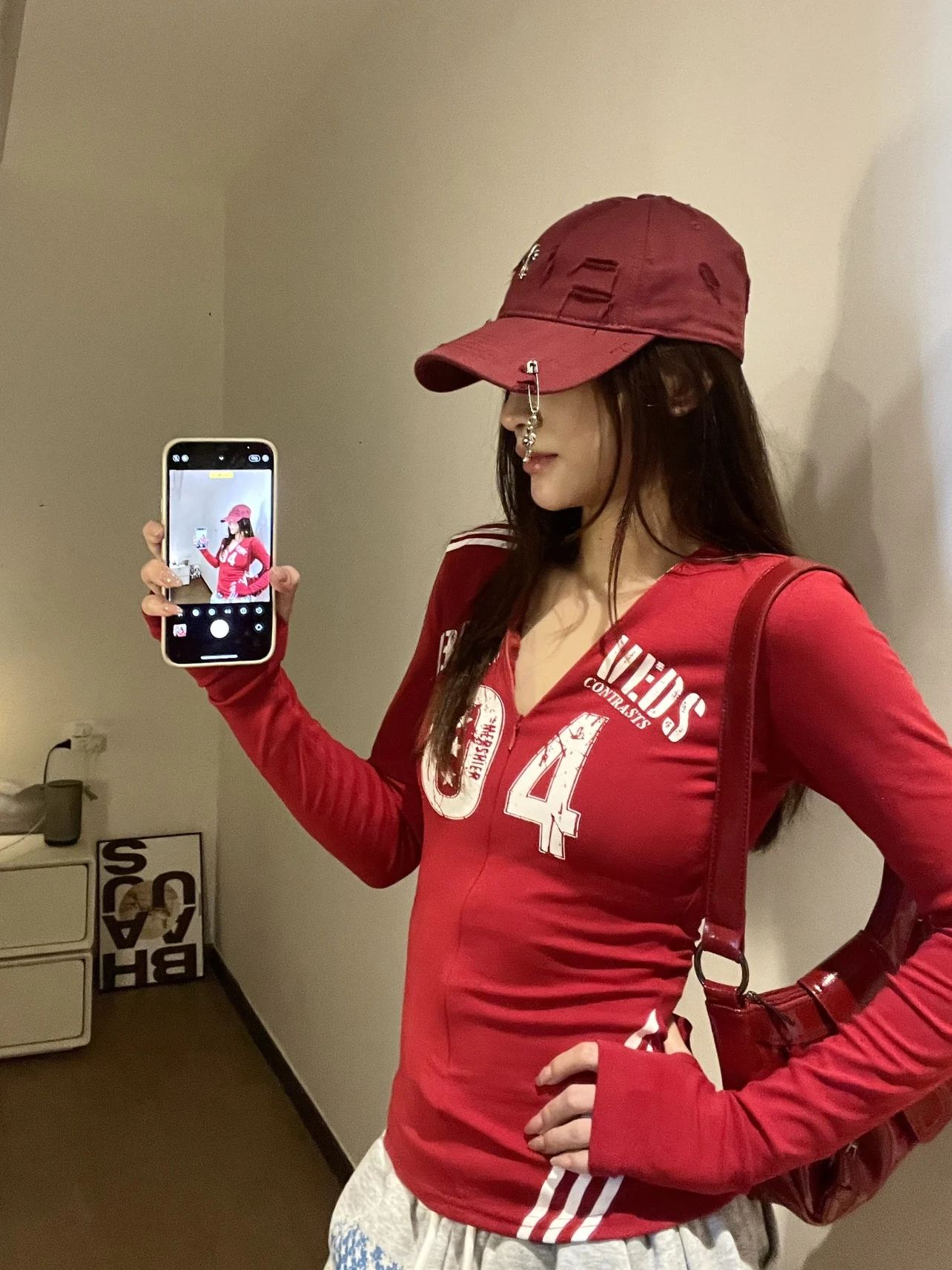 

Женская футболка Slim Fit с длинным рукавом, V-образным вырезом и буквенным принтом, повседневная, из смесового хлопка и полиэстера, дышащая, комфортная, осенняя.