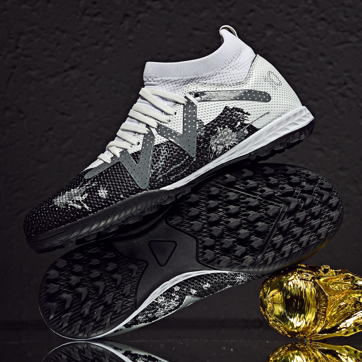 

Breathable professional men's football shoes TF broken nail wear-resistant anti slip essential for fans