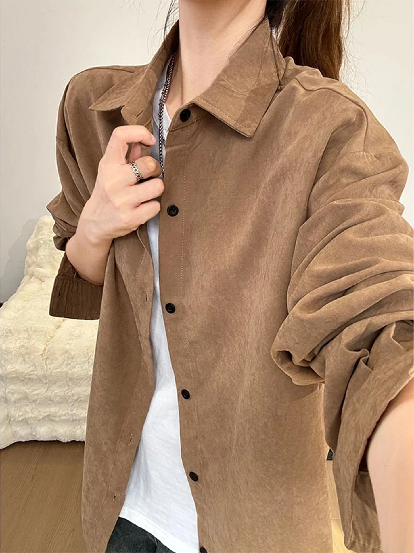 

Мужская осенняя куртка в стиле американского ретро, цвет хаки, из высококачественного персикового вельвета, свободного кроя, для пар, молодежная, повседневная.