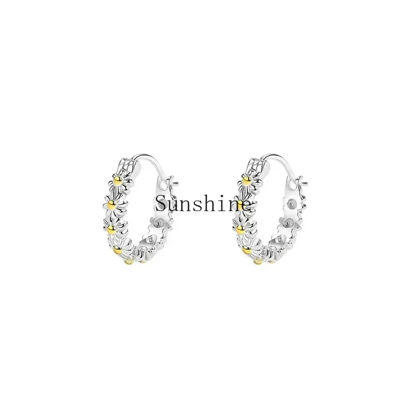 Earrings, small daisy ear buckles, three-dimensional geometry, small fresh temperament earrings.