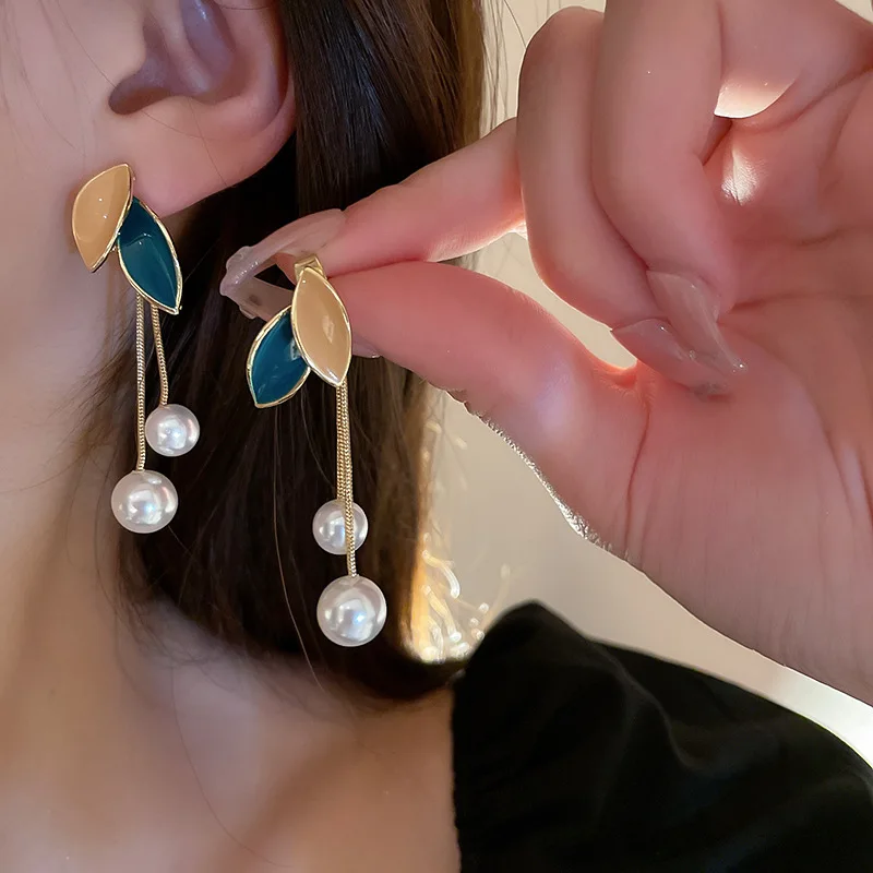Retro contrasting color leaf imitation pearl fringed earrings, fashionable niche temperament high-end earrings for women