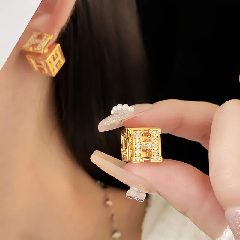 أقراط مجوفة بأحرف مربعة من الزركون للسيدات - أقراط بأحرف مربعة - أقراط مجوهرات بتصميم عصري وفاخر