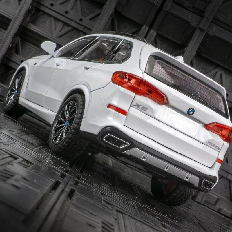 1:24 portas de modelo de carro em liga BMW X5 e capô do motor, o porta-malas pode ser aberto tem funções de som e iluminação simuladas, detalhes ricos