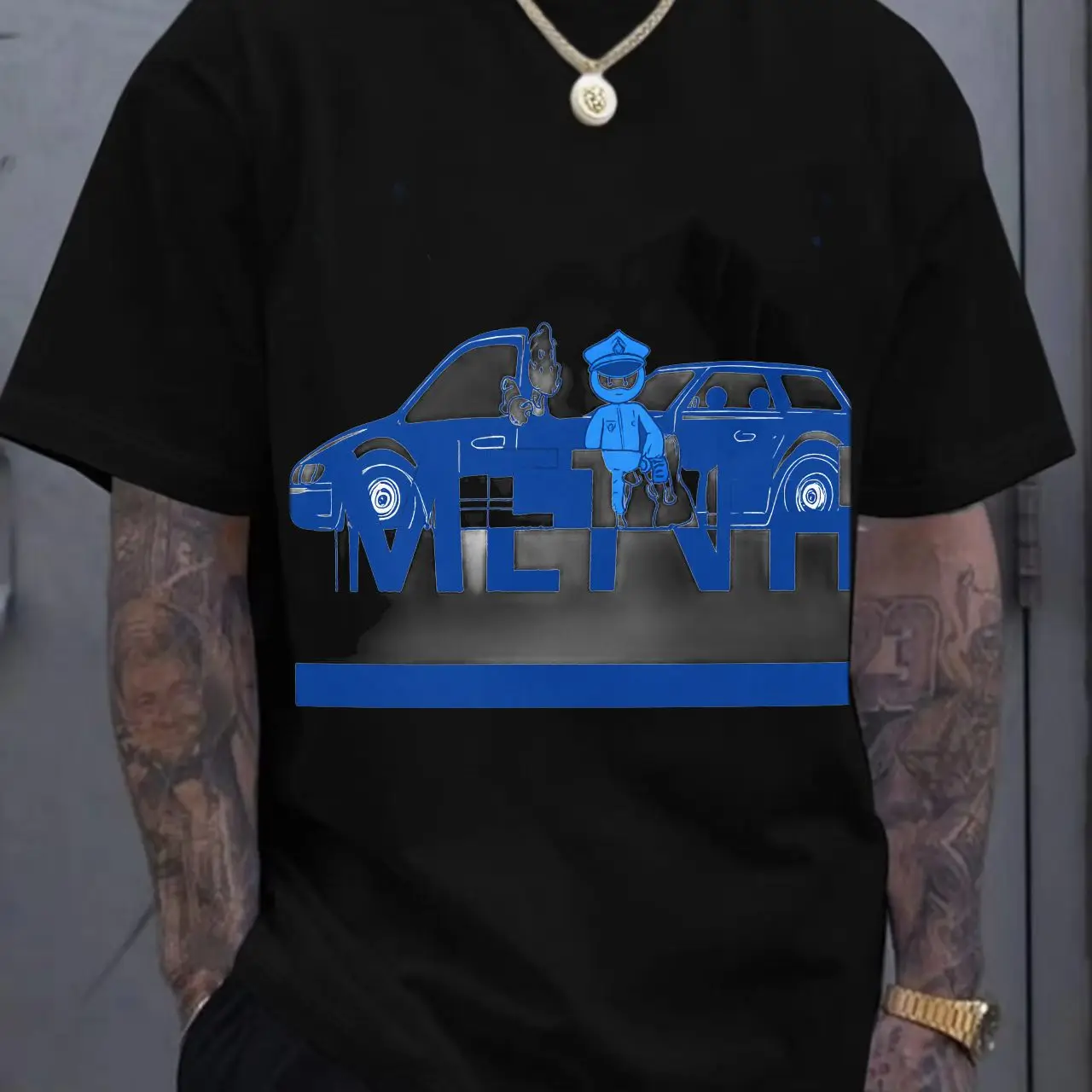 تي شيرت GILDAN أبيض بتصميم جرافيك أزرق - تي شيرت بأكمام قصيرة ورقبة دائرية على شكل سيارة كرتونية وشخصية كرتونية، يتميز بنص 'METHA' وهيوريزو #1
