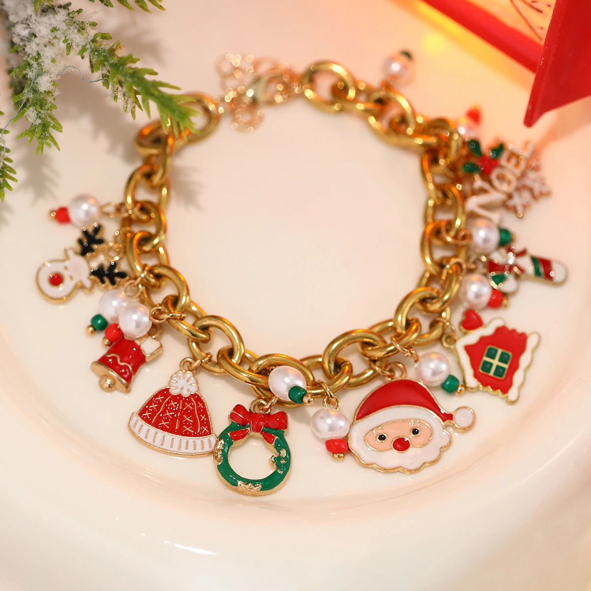 1-PieceNew Christmas-Themed Metal Bracelet with Santa Claus, Santa Hat, Cabin & Reindeer Designs(color random)