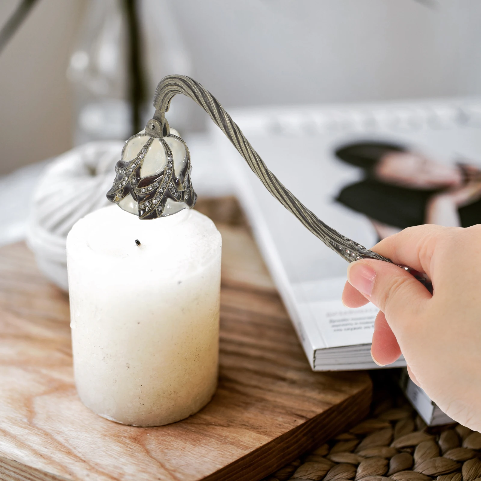 

Vintage Extinguisher Rhinestone Inlaid Metal Wick Snuffer Long Handle Flame Out Tool For Home Aromatherapy Supplies