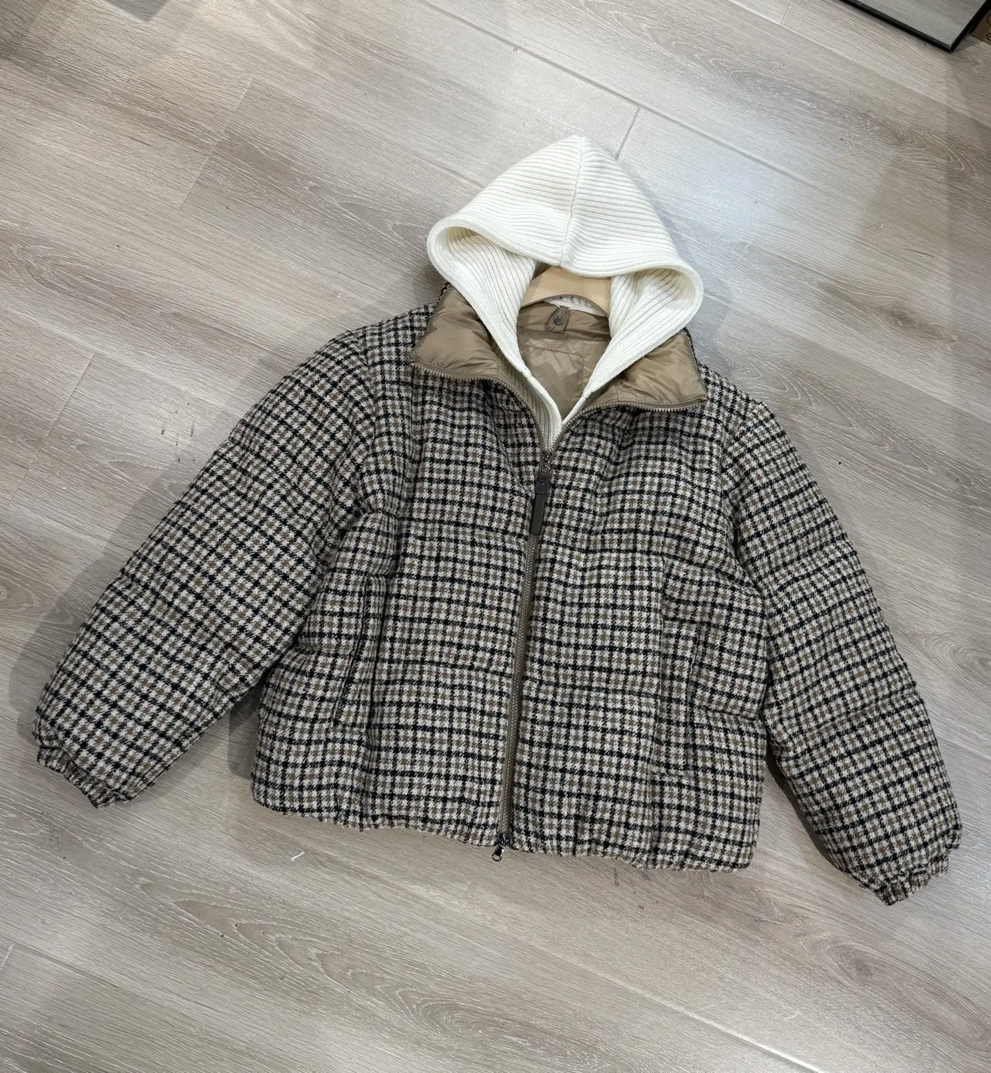 2025 الخريف والشتاء نمط جديد التباين اللون خياطة محبوك قبعة منقوشة أوزة أسفل سترة عصرية تنوعا سترة عادية