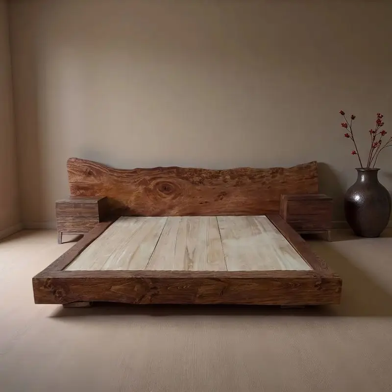 Doppelbett aus Naturholz, Hauptschlafzimmer und Gästezimmer, Tatami-Matratzenbett, Hoteldekoration, Bett mit verwittertem Holzboden