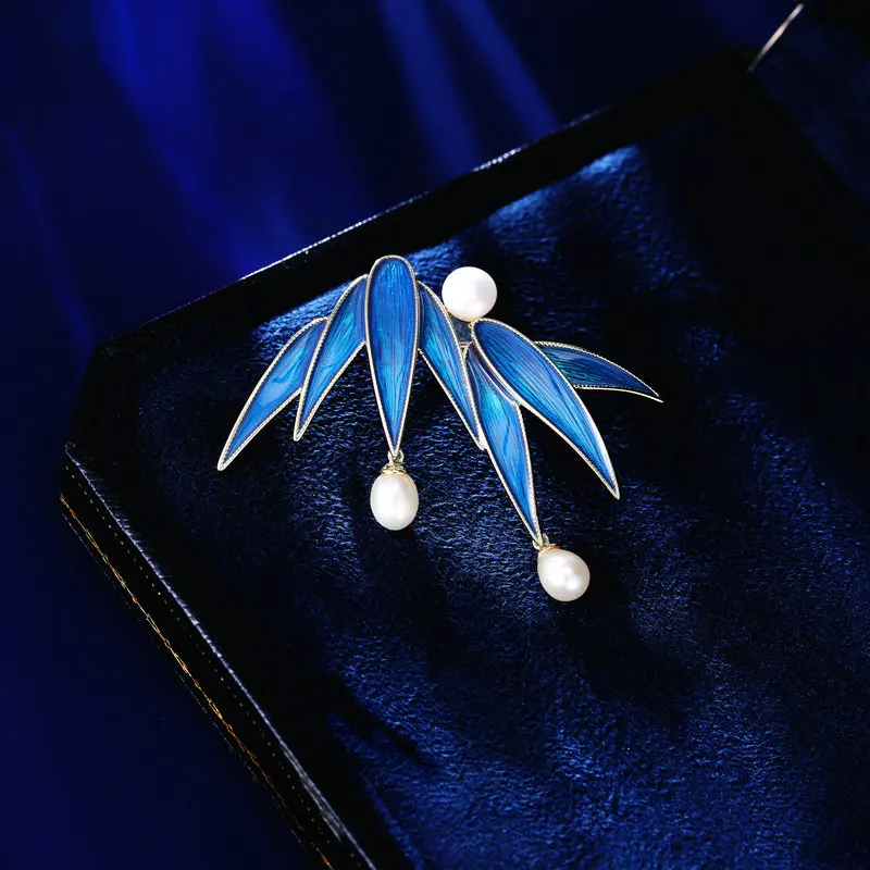 Um grande acessório Hanfu, sofisticado e retrô com um estilo tradicional chinês, um broche de folha de bambu simbolizando a paz e a segurança