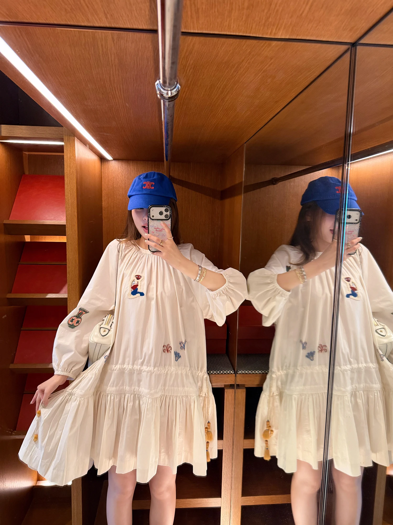 

Официальное платье-рубашка Realzz Bondi Beach белого цвета с вышивкой, объемной 3D-вышивкой бисером, свободного кроя, с длинными рукавами и круглым вырезом горловины