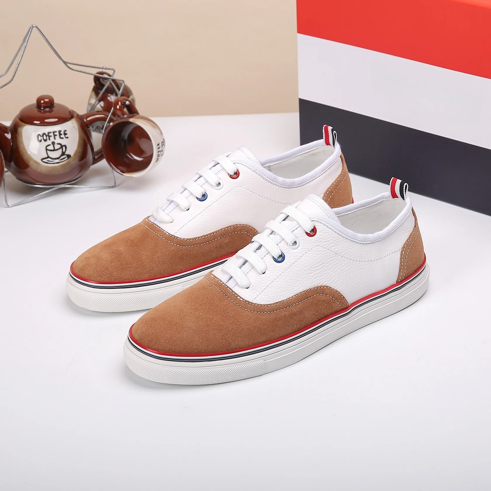 أحذية جلدية رجالية كاجوال مريحة أحذية الكريكيت أحذية رياضية عصرية للرجال أحذية قيادة خفيفة الوزن