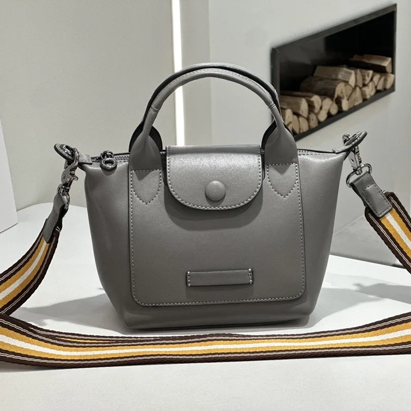 

2025 Fashionable Imported Cowhide Crossbody Bag Versatile Casual Ladies' Handbag, Large Capacity Dumpling Bag