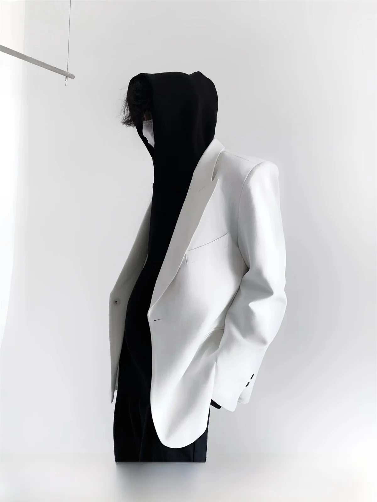 

White Casual Pad Shoulder Men's Suit Jacket Minimalist High-End Drapey Peak Lapel Autumn Mountain Wind Youthful Spring Fashion