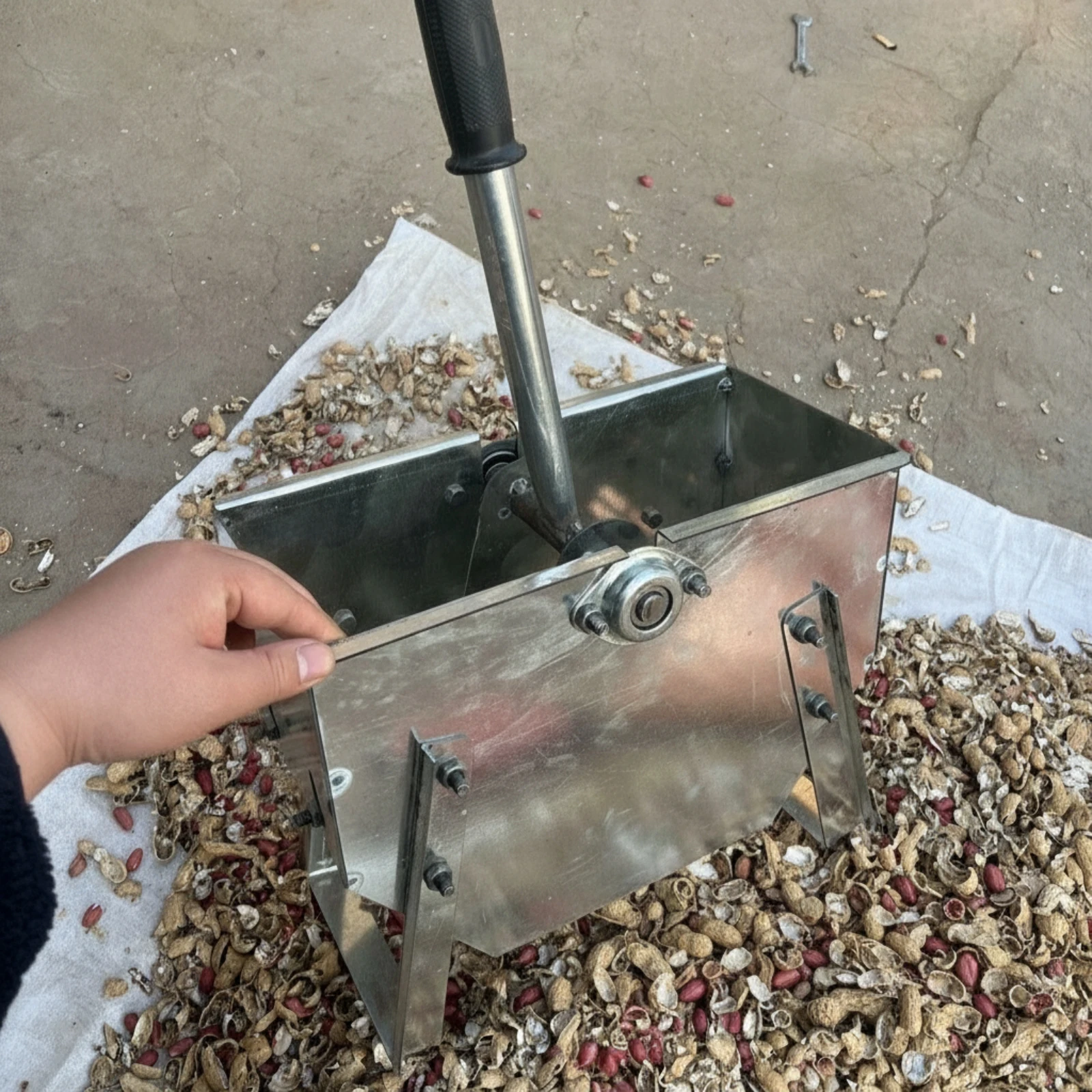 Hand-Crank Peanut Sheller Sturdy Manual Peanut Sheller Manual Nut Sheller No Electricity Tool Easy to Use for Small Farmers view 3