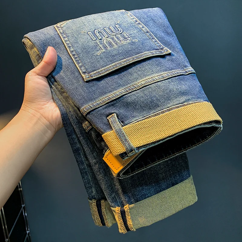 Celana jeans trendi pria, celana denim lurus kecil tiga dimensi timbul modis dengan sabuk 2024