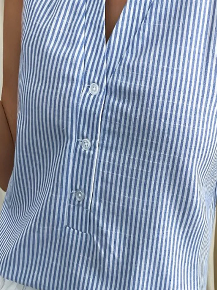 سترة أنيقة غير رسمية بخطوط زرقاء وبيضاء بياقة على شكل V بدون أكمام مع أزرار، قماش خفيف للتنسيق مع الملابس الرسمية