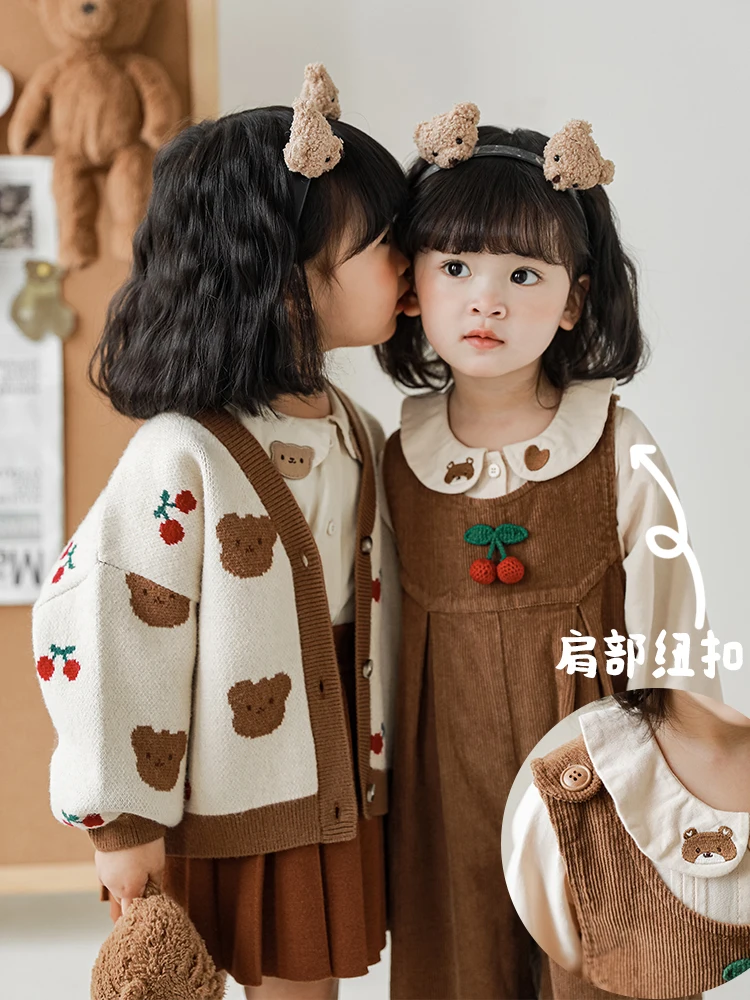 女の子のレトロなニットカーディガン,かわいい桜のクマのジャカード,対照的な色の子供の秋のオーバーオールのトレンド