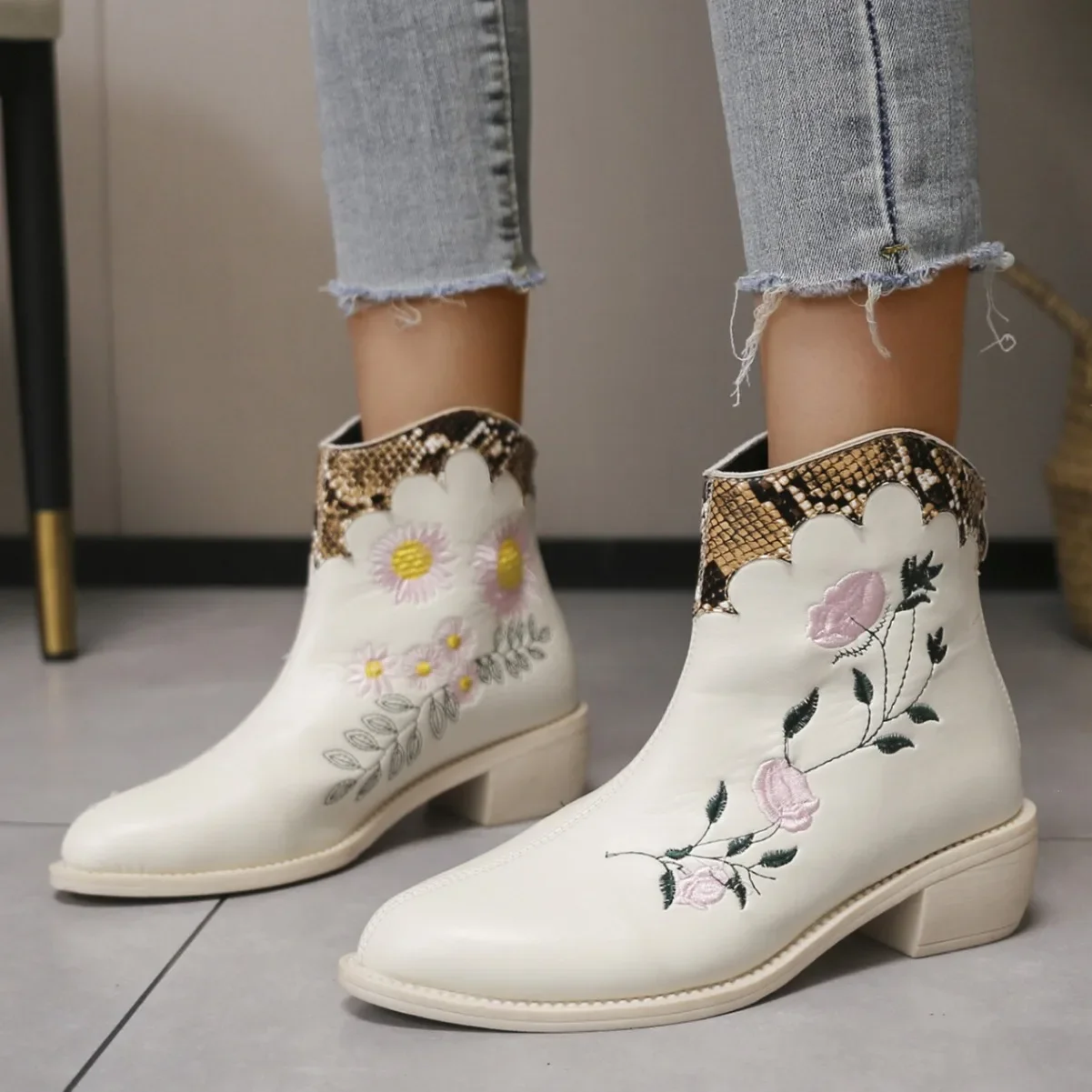 Hot Sales 2023 Autumn and Winter New Large Size Women Pointy Stitching Embroidery Thick with Chelsea Short Boots Women Sneakers