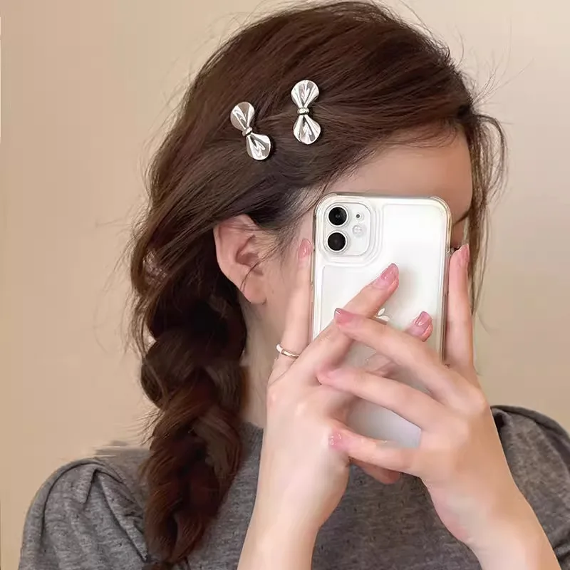 

Silver Bow Hair Clips, Cute Metal Bowknot Duckbill Clips for Women, Minimalist Side Bangs Hairpins Hair Accessories 은색 리본 머리핀
