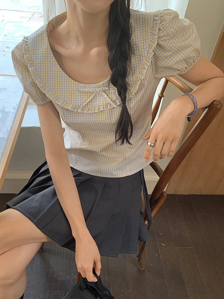 Elegancka, letnia, słodka, młodzieżowa bluzka w kratę z bufiastymi rękawami, kołnierzykiem typu \"doll\", drewnianym węzłem i uniwersalnymi możliwością noszenia.