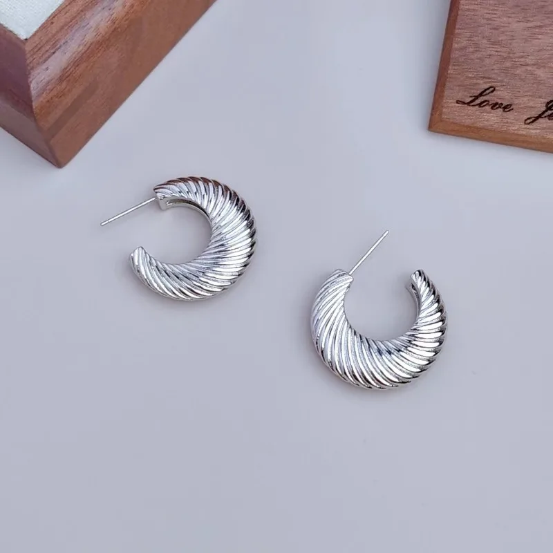 

Fashion Personality Moon Twist Pattern Exaggerated Earrings Design Plain Ring Earrings High-end Stud Earrings Women