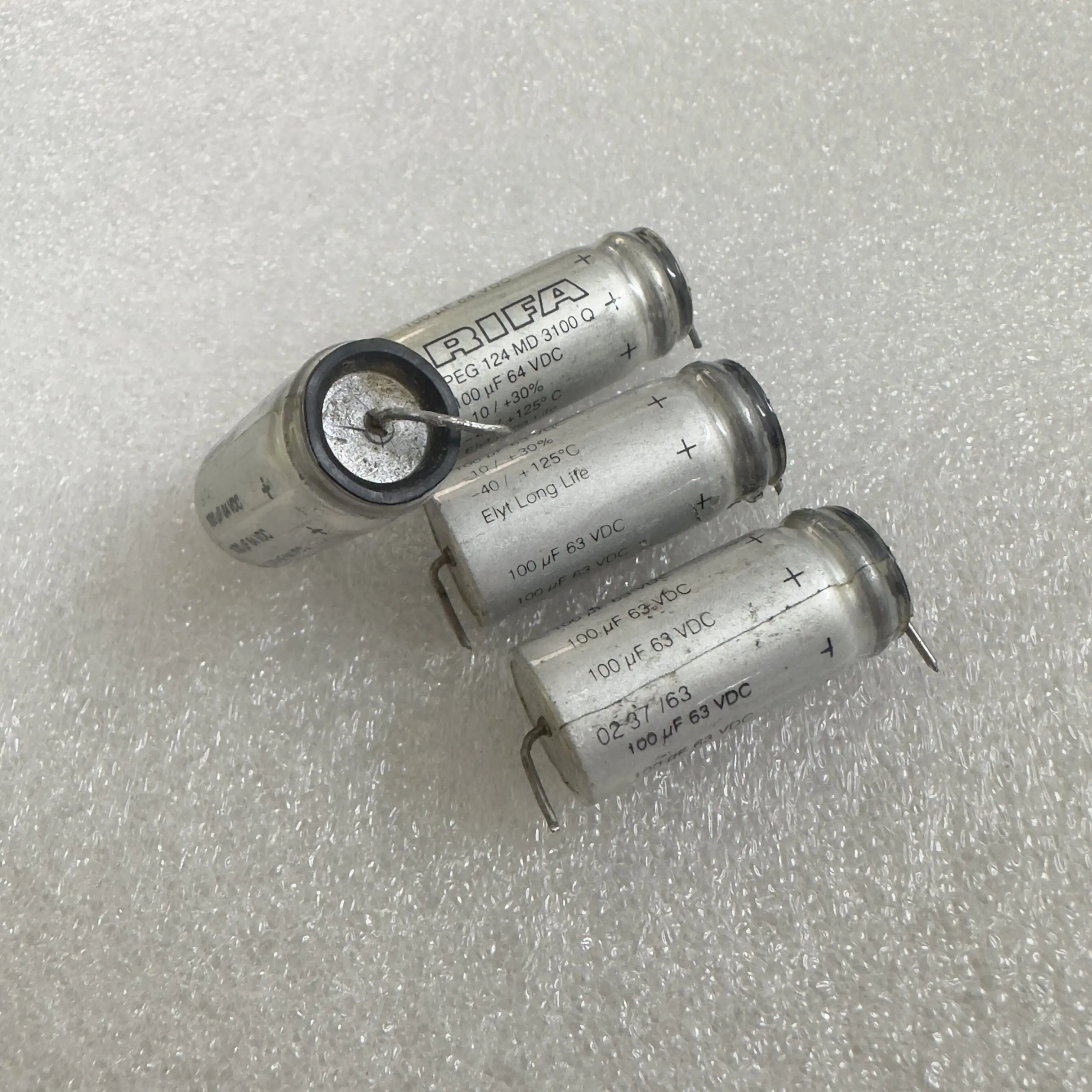 10PCS Second-hand disassembled PEG124 series 100UF 64V 63V high-end audio electrolytic capacitor. 13*28MM