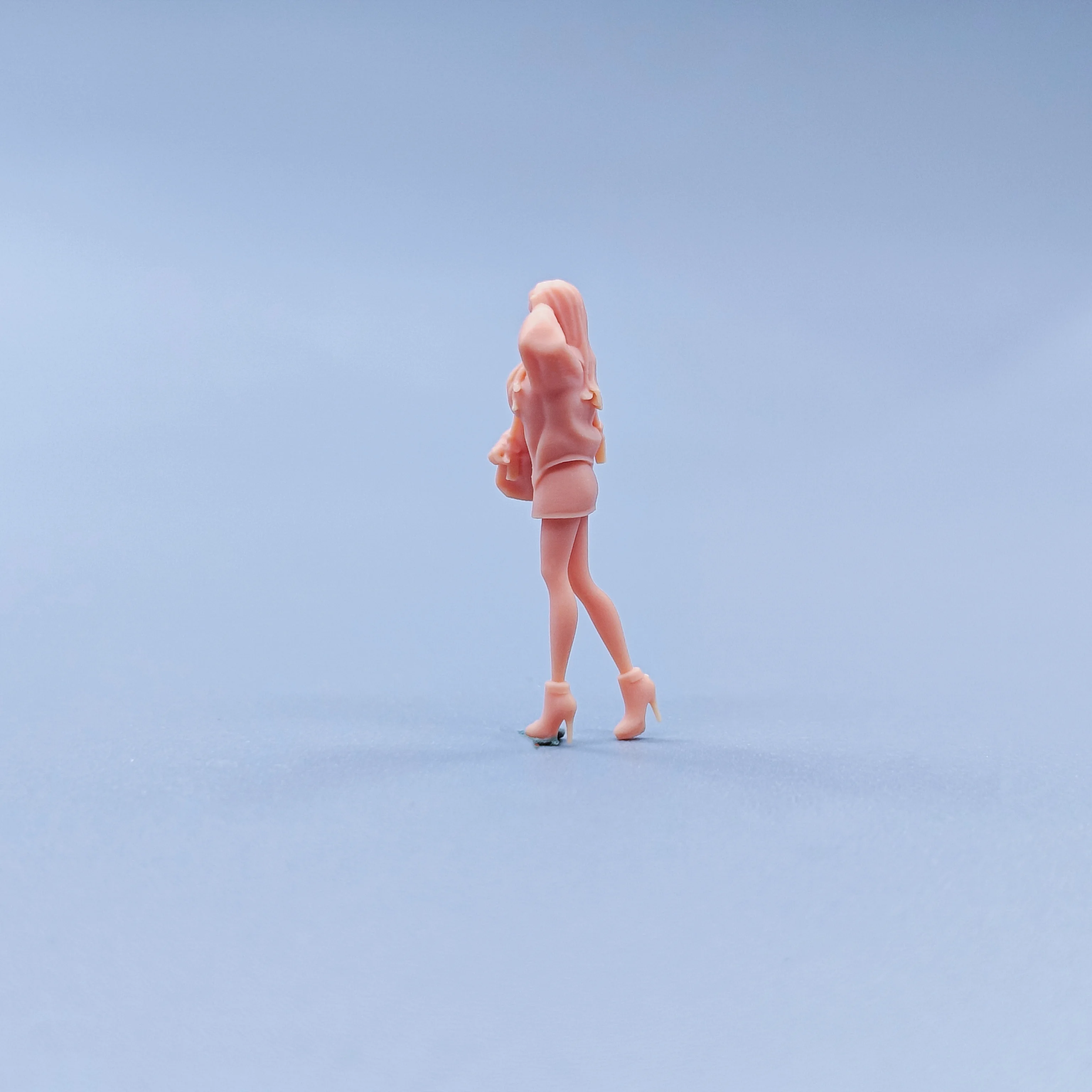 1/64 1/43 Figurine Modello in scala Ragazza in resina con capelli stuzzicanti e postura ambulante Miniature non colorate Diorama dipinto a mano C525