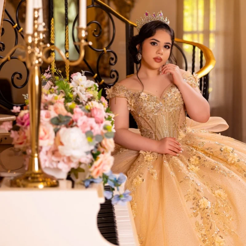 

Платья для квинсеаньеры цвета шампанского золота с открытыми плечами, блестящими аппликациями, 3D цветами, длинным шлейфом и бантом, Vestido De 15 Quinceanera, на заказ